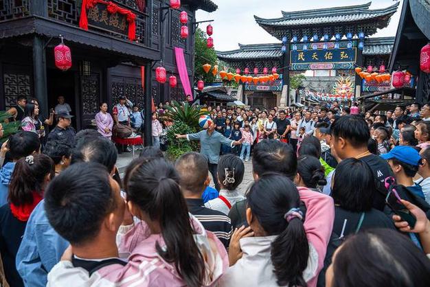 国庆黄金周景区人海再现，智慧管理助力有序游览